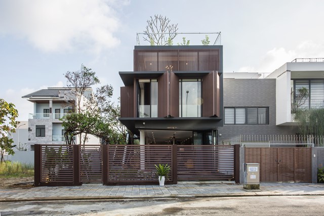 Căn nh&agrave; c&oacute; tổng diện t&iacute;ch 250 m2 tại Đ&agrave; Nẵng được thiết kế cho cặp vợ chồng trẻ v&agrave; hai con nhỏ. Mục ti&ecirc;u của c&aacute;c kiến tr&uacute;c sư l&agrave; tạo ra một ng&ocirc;i nh&agrave; th&acirc;n thiện nhất với m&ocirc;i trường.&nbsp;