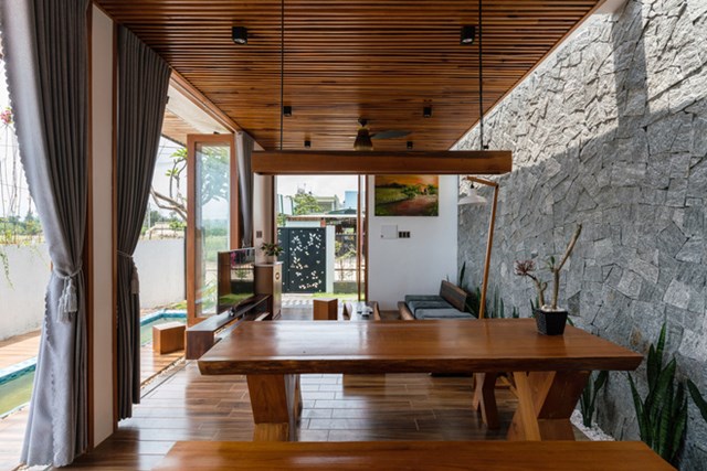 Kh&ocirc;ng gian ch&iacute;nh bao gồm khu vực tiếp kh&aacute;ch v&agrave; ăn uống.