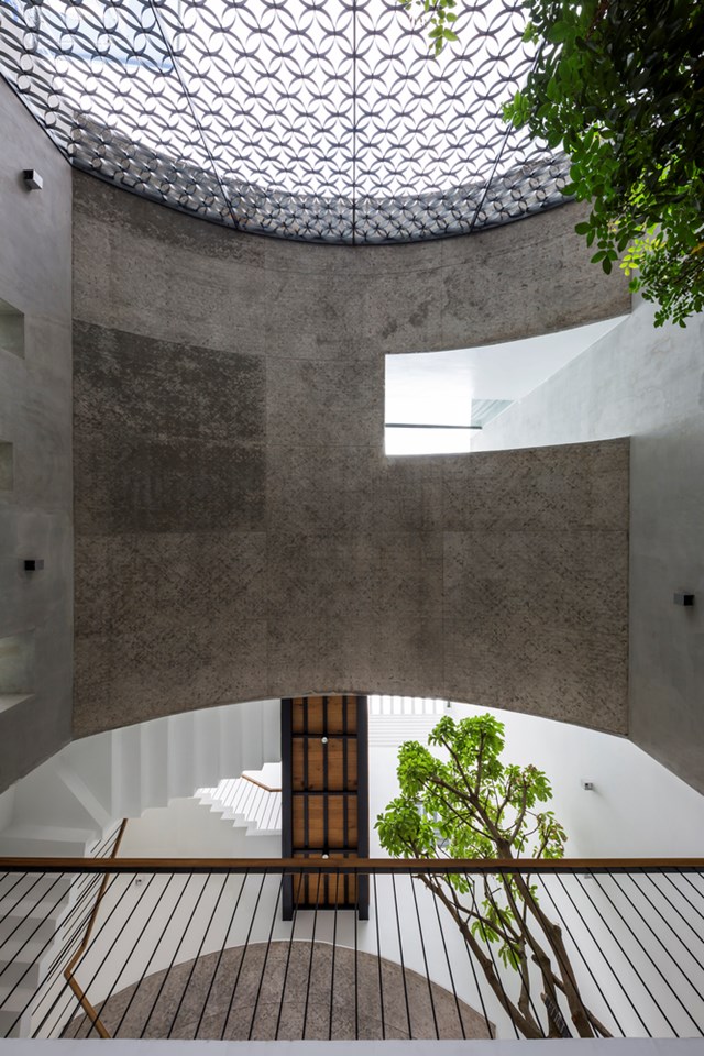 Nh&oacute;m kiến tr&uacute;c sư đ&atilde; sử dụng thiết kế dạng v&ograve;m để vừa khắc phục c&aacute;c điểm yếu của nh&agrave; ống đ&ocirc; thị vừa tạo kh&ocirc;ng gian mở tho&aacute;ng m&aacute;t v&agrave; rộng r&atilde;i. Đ&acirc;y vừa l&agrave; hệ khung kết cấu vừa đ&oacute;ng vai tr&ograve; l&agrave; kh&ocirc;ng gian ngo&agrave;i trời cho ng&ocirc;i nh&agrave;.