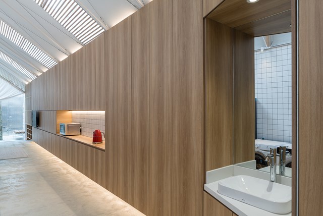 Nhà mặt phố hẹp ngang như cabin máy bay giữa lòng TP HCM - Ảnh 3