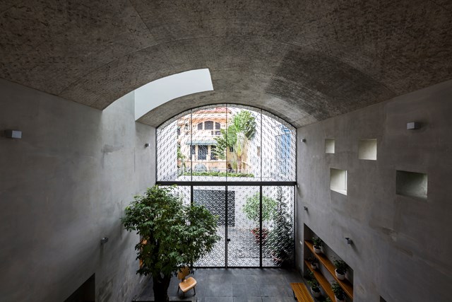 Ng&ocirc;i nh&agrave; nằm ở khu vực c&oacute; mật độ x&acirc;y dựng d&agrave;y đặc, kh&ocirc;ng c&oacute; s&acirc;n vườn v&agrave; mặt tiền nằm ngay tại con ng&otilde; hẹp với san s&aacute;t c&aacute;c nh&agrave; xung quanh. Do đ&oacute; gia chủ mong muốn ng&ocirc;i nh&agrave; c&oacute; kh&ocirc;ng gian mở tận hưởng thi&ecirc;n nhi&ecirc;n đồng thời đ&oacute;n nắng, gi&oacute; v&agrave;o b&ecirc;n trong c&ocirc;ng tr&igrave;nh.