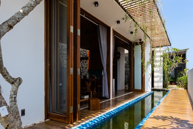 Gia chủ cũng thiết kế th&ecirc;m hồ nước b&ecirc;n h&ocirc;ng, phần n&agrave;o giảm bớt bức xạ, giảm thiểu n&oacute;ng cho to&agrave;n bộ ng&ocirc;i nh&agrave;.