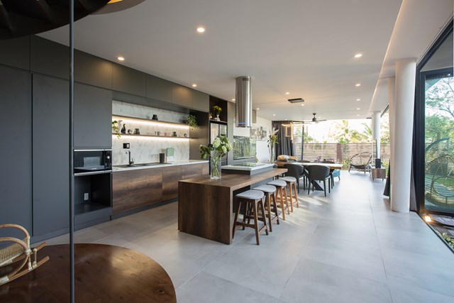 Tầng trệt c&oacute; một ph&ograve;ng kh&aacute;ch, một bếp, một ph&ograve;ng ngủ cho kh&aacute;ch, một nh&agrave; kho v&agrave; một ph&ograve;ng giặt. Ph&ograve;ng bếp v&agrave; ph&ograve;ng kh&aacute;ch li&ecirc;n th&ocirc;ng với nhau nhằm tạo ra kh&ocirc;ng gian rộng v&agrave; linh hoạt cũng như giảm diện t&iacute;ch x&acirc;y dựng, d&agrave;nh nhiều kh&ocirc;ng gian cho s&acirc;n vườn.&nbsp;