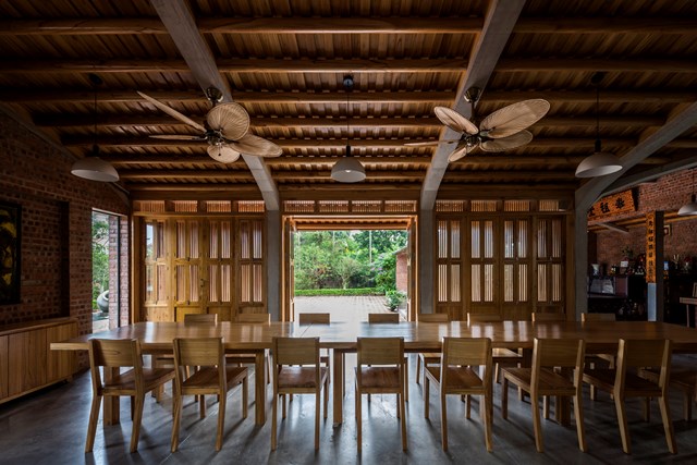 Ng&ocirc;i nh&agrave; nằm ở một v&ugrave;ng n&ocirc;ng th&ocirc;n của tỉnh Ph&uacute; Thọ, tr&ecirc;n diện t&iacute;ch khu đất 1.200 m2. Nh&agrave; được sử dụng vật liệu ch&iacute;nh l&agrave; gỗ xoan - loại gỗ phổ biến ở địa phương.&nbsp;