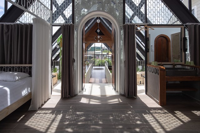 Với lối thiết kế vừa hiện đại, vừa t&ocirc;n vinh những gi&aacute; trị ri&ecirc;ng c&oacute; của Đ&agrave; Lạt, homestay ph&ugrave; hợp cho những người th&iacute;ch l&atilde;ng mạn, phi&ecirc;u du.