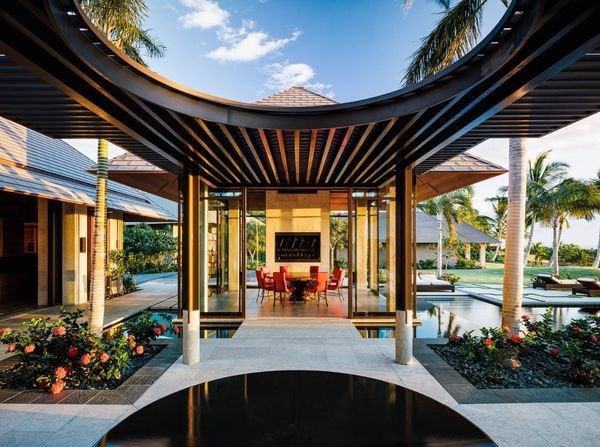 Sau đ&oacute;, b&agrave; v&agrave; chồng Marshall Miller bỏ&nbsp;8 triệu USD&nbsp;để mua một khu đất rộng hơn 8.000 m2 thuộc Khu nghỉ dưỡng Mauna Kea. Đứng từ đ&acirc;y c&oacute; thể nh&igrave;n thấy s&acirc;n golf dẫn ra biển.