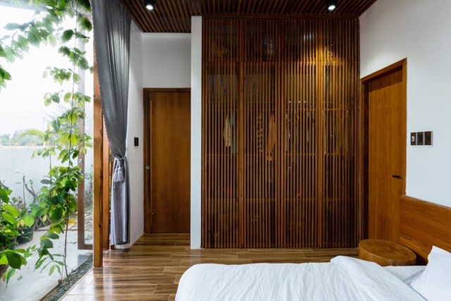 Nhằm giảm bớt bức xạ mặt trời tr&ecirc;n c&aacute;c bức tường k&iacute;nh, ng&ocirc;i nh&agrave; được bao phủ bởi tấm polycarbonate v&agrave; d&acirc;y leo từ m&aacute;i.