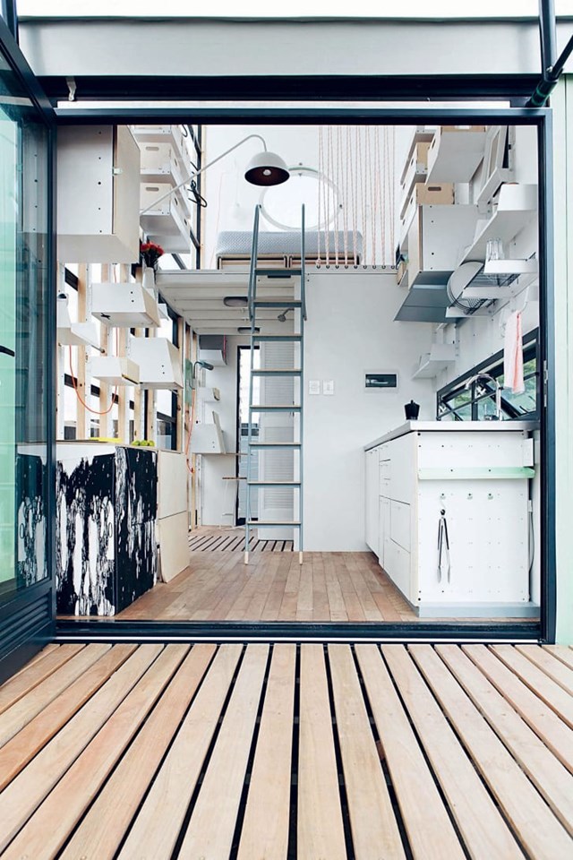 Pod-iDladla (Johannesburg, Nam Phi): Với trọng t&acirc;m l&agrave; tiết kiệm chi ph&iacute;, thu gọn kh&ocirc;ng gian v&agrave; khả năng th&iacute;ch ứng, ng&ocirc;i nh&agrave; n&agrave;y được thiết kế theo phong c&aacute;ch tối giản. Theo tiếng địa phương Johannesburg, sản phẩm của Clara da Cruz Almeida c&oacute; nghĩa l&agrave; 