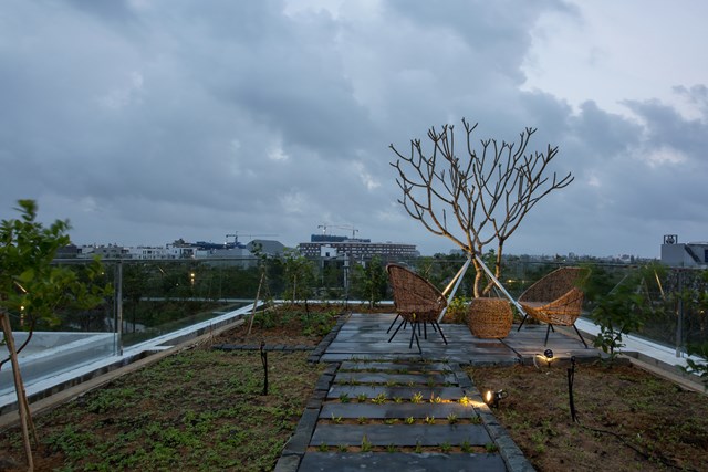 Theo t&iacute;nh to&aacute;n, trồng c&acirc;y c&oacute; thể giảm bức xạ nhiệt v&agrave; sử dụng hệ thống tưới nước tuần ho&agrave;n tự động. Bằng c&aacute;ch n&agrave;y, ng&ocirc;i nh&agrave; đ&atilde; giảm 30% năng lượng sử dụng cho chiếu s&aacute;ng v&agrave; điều h&ograve;a kh&ocirc;ng kh&iacute;.&nbsp;