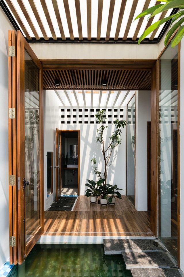 2 khối n&agrave;y được kết nối với nhau bằng kh&ocirc;ng gian đệm như hi&ecirc;n v&agrave; giếng trời nằm ở trung t&acirc;m của ng&ocirc;i nh&agrave;.