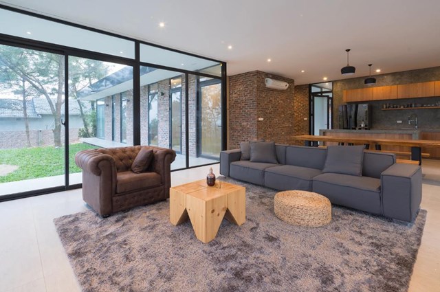 Phần m&aacute;i hi&ecirc;n lớn&nbsp;l&agrave; một giải ph&aacute;p đơn giản v&agrave; hiệu quả để bảo vệ ng&ocirc;i nh&agrave; khỏi&nbsp;mưa nắng gay gắt ở Việt Nam.&nbsp;Bố cục ng&ocirc;i nh&agrave; được thiết kế h&agrave;i h&ograve;a dưới t&aacute;n&nbsp;c&acirc;y, một s&acirc;n cỏ rộng lớn ở ph&iacute;a trước của ph&ograve;ng kh&aacute;ch v&agrave; giường, n&oacute; l&agrave; s&acirc;n chơi cho&nbsp;trẻ em.