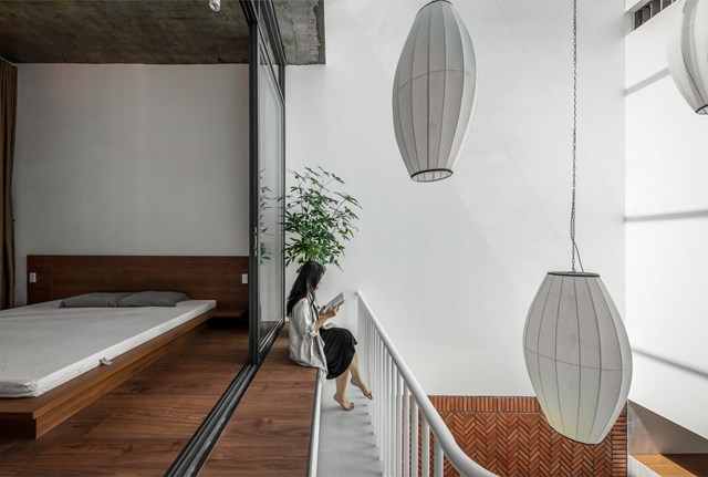 Tầng 2 l&agrave; ph&ograve;ng ngủ, được thiết kế với nguy&ecirc;n tắc s&aacute;ng - tối tạo cho th&agrave;nh vi&ecirc;n cảm gi&aacute;c ấm c&uacute;ng khi nghỉ ngơi v&agrave; tiếp th&ecirc;m năng lượng v&agrave;o buổi s&aacute;ng.