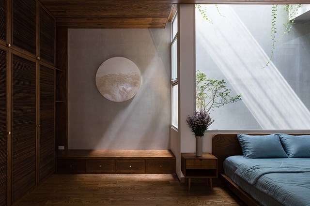 Sự tương phản giữa c&aacute;c chất liệu v&agrave; khoảng s&aacute;ng - tối tạo điểm nhấn cho kh&ocirc;ng gian theo tinh thần tối giản.