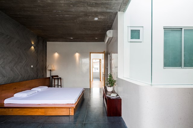 Ngoại trừ ph&ograve;ng ngủ được thiết kế kh&eacute;p k&iacute;n v&agrave; ri&ecirc;ng tư th&igrave; phần lớn c&aacute;c khu vực trong nh&agrave; đều l&agrave; kh&ocirc;ng gian mở để đ&oacute;n nhận gi&oacute; trời v&agrave; &aacute;nh s&aacute;ng tự nhi&ecirc;n.