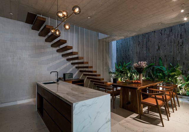 Nhà hẹp mặt tiền, bên trong rộng bất ngờ ở TP HCM - Ảnh 2