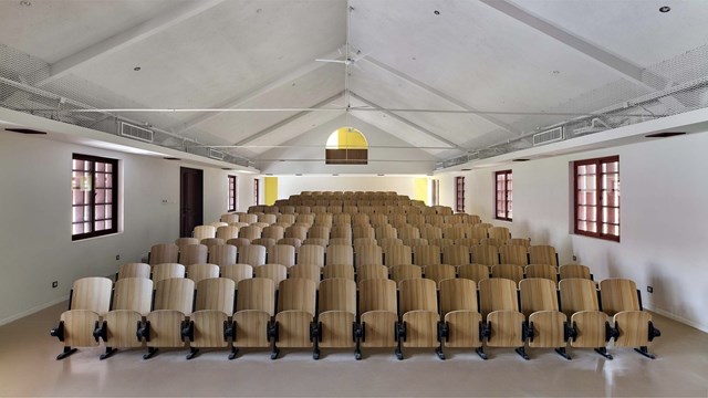 Hội trường rộng v&agrave; tho&aacute;ng.