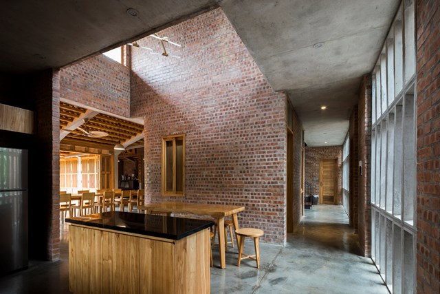 Ph&ograve;ng thờ c&ugrave;ng với ph&ograve;ng kh&aacute;ch - ph&ograve;ng ăn lớn c&oacute; thể th&ocirc;ng ra từ s&acirc;n trung t&acirc;m, cho ph&eacute;p cư d&acirc;n di chuyển dễ d&agrave;ng v&agrave; tự do tại tầng trệt.&nbsp;