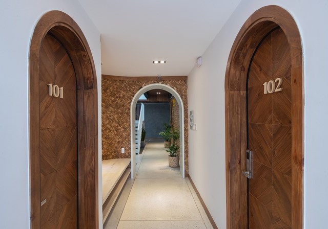 Tọa lạc tr&ecirc;n một con dốc cao v&agrave; ẩn s&acirc;u b&ecirc;n trong một con hẻm nhỏ hẹp của Đ&agrave; Lạt, dự &aacute;n c&oacute; 2 mặt tiếp gi&aacute;p c&aacute;c địa h&igrave;nh kh&aacute;c nhau n&ecirc;n c&agrave;ng th&ecirc;m th&uacute; vị.&nbsp;