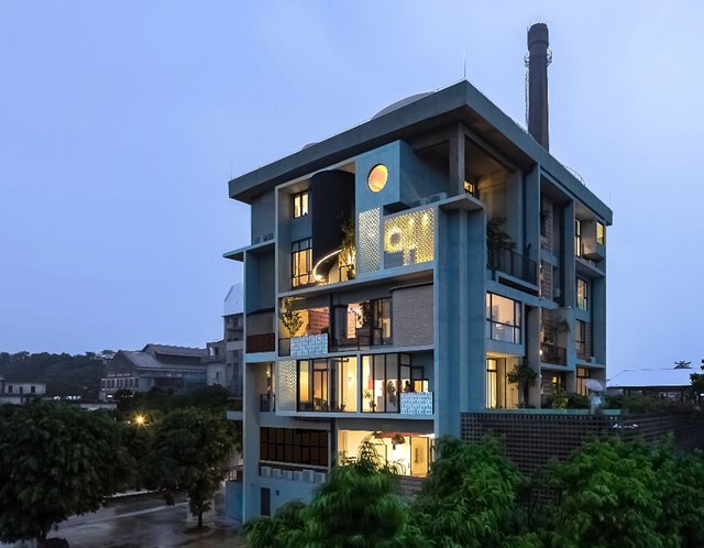 T&ograve;a nh&agrave; Borderless Community of Zi Ni Twelve Portals&nbsp;ở Quảng Ch&acirc;u, Trung Quốc gi&agrave;nh giải thưởng ở hạng mục Dự &aacute;n nh&agrave; ở tốt nhất. C&ocirc;ng tr&igrave;nh n&agrave;y đ&atilde; được chuyển đổi từ nh&agrave; m&aacute;y sản xuất v&aacute;n sợi sang dự &aacute;n nh&agrave; ở thiết kế ri&ecirc;ng cho 7 bạn trẻ với đầy đủ kh&ocirc;ng gian sống, l&agrave;m việc, giao lưu v&agrave; trưng b&agrave;y sản phẩm.