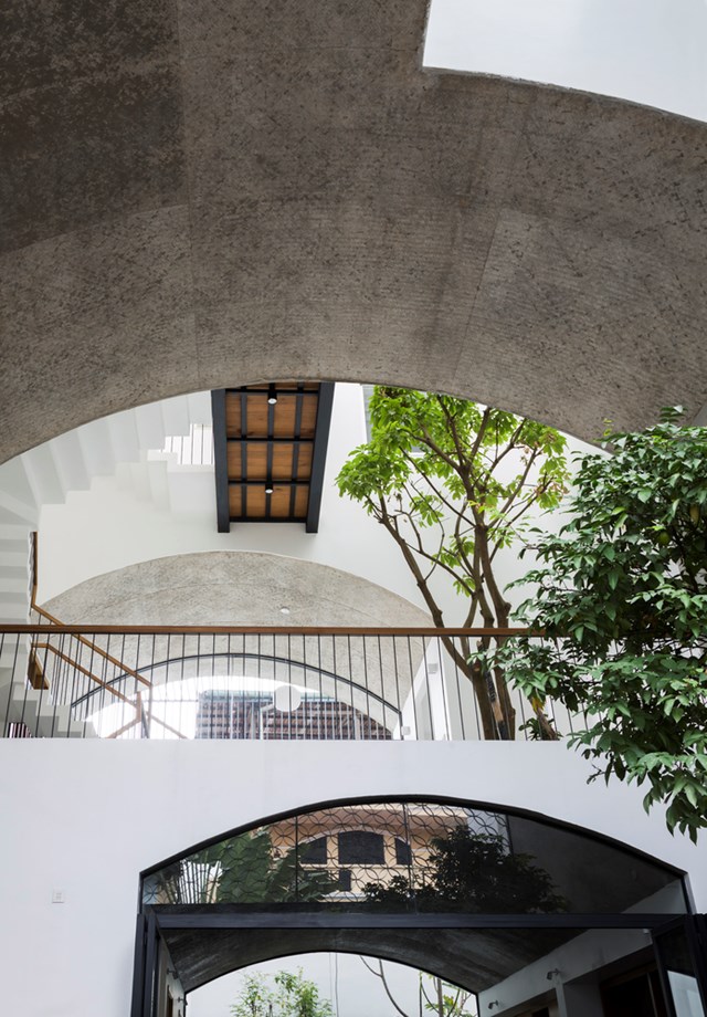 Từ ngo&agrave;i nh&igrave;n v&agrave;o, ng&ocirc;i nh&agrave; với 3 kh&ocirc;ng gian m&aacute;i v&ograve;m xuất hiện lần lượt giống như h&igrave;nh ảnh những hang động trong tự nhi&ecirc;n. Khi &aacute;nh s&aacute;ng chiếu v&agrave;o c&aacute;c kh&ocirc;ng gian từ nhiều hướng, gia chủ c&oacute; thể cảm nhận sự thay đổi của thời gian v&agrave; thời tiết kh&aacute;c nhau trong ng&agrave;y.