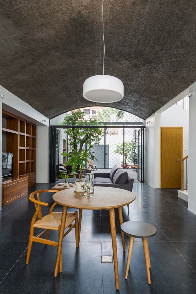 To&agrave;n bộ V&ograve;m House được định h&igrave;nh bởi 3 khối hộp c&oacute; dạng h&igrave;nh v&ograve;m với k&iacute;ch thước kh&aacute;c nhau v&agrave; được xếp chồng l&ecirc;n nhau, nhờ vậy m&agrave; c&ocirc;ng tr&igrave;nh kh&ocirc;ng cần chống cột ở giữa.