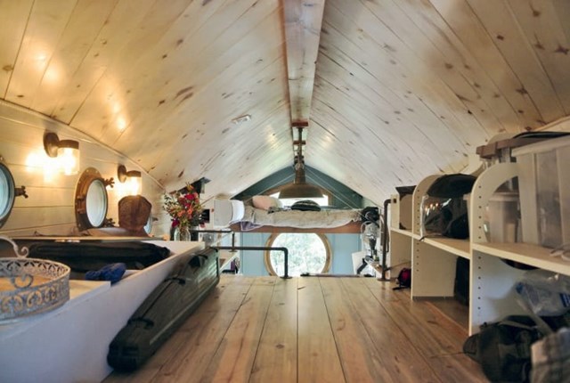 San Juan (Colorado, Mỹ): Đ&acirc;y l&agrave; căn hộ được x&acirc;y dựng bởi hai nh&agrave; thiết kế đam m&ecirc; những ng&ocirc;i nh&agrave; t&iacute; hon. Nơi ở của họ c&oacute; m&aacute;i lượn s&oacute;ng, cửa kiểu Ph&aacute;p với phong c&aacute;ch Art Nouveau (tạm dịch: t&acirc;n nghệ thuật). B&ecirc;n cạnh đ&oacute;, hi&ecirc;n trước nh&agrave; c&oacute; thể gấp lại, thu gọn, được l&agrave;m từ c&aacute;c tấm pin mặt trời, dễ d&agrave;ng cho việc di chuyển.