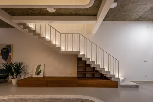 Một thư viện nhỏ được thiết kế dưới cầu thang, nơi c&aacute;c bạn nhỏ c&oacute; thể đọc s&aacute;ch, chơi xếp h&igrave;nh hoặc chợp mắt v&agrave;o giữa ng&agrave;y.