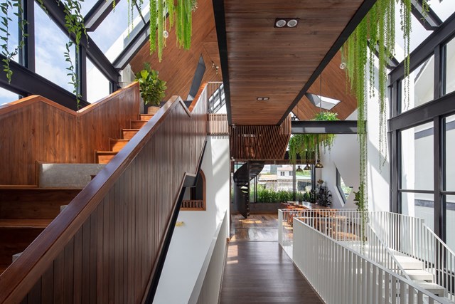 B&ecirc;n cạnh đ&oacute;, việc tận dụng chất liệu th&eacute;p sơn v&agrave; xử l&yacute; bề mặt ph&ugrave; hợp với thời tiết mưa nhiều v&agrave; độ ẩm cao của khu vực cũng l&agrave; yếu tố được đội ngũ thiết kế quan t&acirc;m nhất.