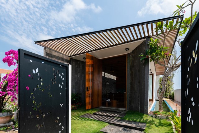 Với diện t&iacute;ch 7x25m, ng&ocirc;i nh&agrave; được thiết kế cho một cặp vợ chồng v&agrave; hai con trai sinh sống. Chủ sở hữu muốn ng&ocirc;i nh&agrave; c&oacute; nhiều kh&ocirc;ng gian mở, tiện &iacute;ch v&agrave; cải thiện điều kiện sống.