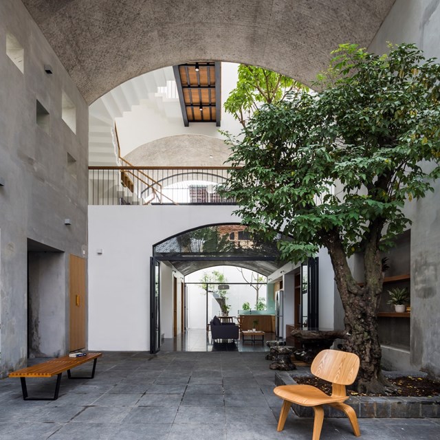 V&ograve;m House tọa lạc ở giữa khu phố đ&ocirc;ng d&acirc;n cư tại quận B&igrave;nh Thạnh v&agrave; xung quanh chủ yếu l&agrave; kiểu nh&agrave; ống đặc trưng. Nơi đ&acirc;y l&agrave; kh&ocirc;ng gian sống của gia đ&igrave;nh 3 th&agrave;nh vi&ecirc;n.