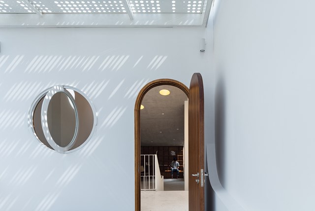 Nhà hẹp mặt tiền, bên trong rộng bất ngờ ở TP HCM - Ảnh 4