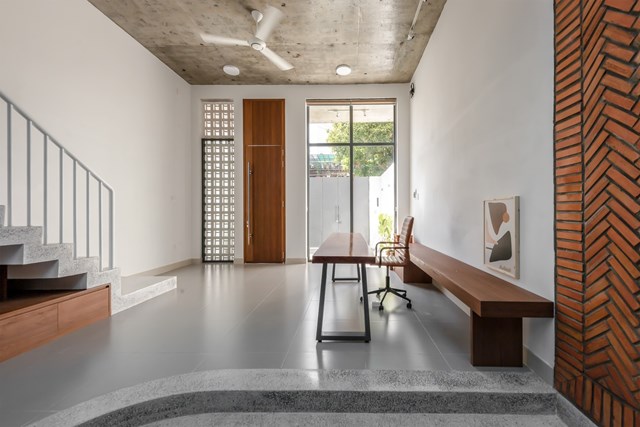 Tầng một l&agrave; kh&ocirc;ng gian m&agrave; c&aacute;c th&agrave;nh vi&ecirc;n trong gia đ&igrave;nh sử dụng nhiều nhất. Ph&ograve;ng l&agrave;m việc được thiết kế mở, điều n&agrave;y gi&uacute;p bố mẹ vừa l&agrave;m việc vừa c&oacute; thể quan s&aacute;t được con.&nbsp;