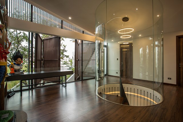 Ph&ograve;ng thờ, ph&ograve;ng l&agrave;m việc v&agrave; hai ph&ograve;ng ngủ nữa nằm ở tầng một v&agrave; cũng hướng ra vườn.