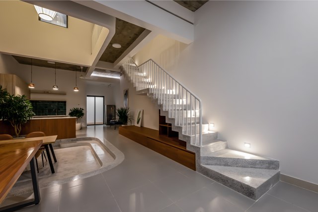 Ng&ocirc;i nh&agrave; gồm c&aacute;c khu vực mở nhằm kết nối kh&ocirc;ng gian của ph&ograve;ng l&agrave;m việc, nh&agrave; bếp v&agrave; s&acirc;n chơi. Song song với đ&oacute; l&agrave; khu vực kh&eacute;p k&iacute;n ri&ecirc;ng tư như ph&ograve;ng ngủ, ph&ograve;ng tắm. Tất cả kh&ocirc;ng gian đều được kết nối với phần giếng trời ở giữa nh&agrave;.