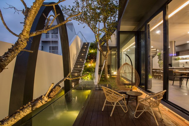 Nhà 2 tầng mở hoàn toàn với cửa kính, cả sân thượng là vườn trồng rau và khu vui chơi - Ảnh 2