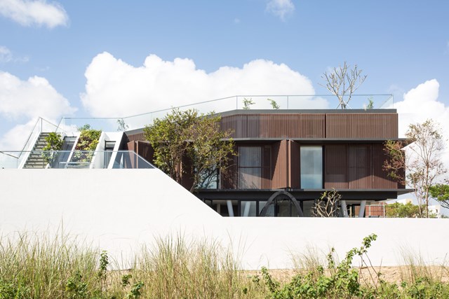 Ng&ocirc;i nh&agrave; tận dụng c&aacute;c nguồn năng lượng tự nhi&ecirc;n v&agrave; giảm một phần t&agrave;i nguy&ecirc;n nước.