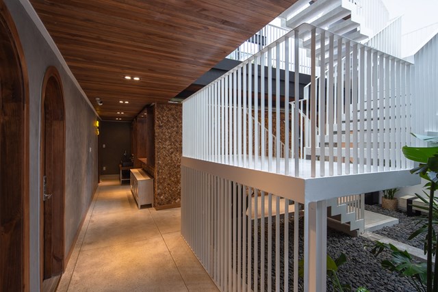 Cả c&ocirc;ng tr&igrave;nh c&oacute; 9 ph&ograve;ng, bao gồm cả khu vệ sinh tập thể v&agrave; khu vệ sinh ri&ecirc;ng, trong đ&oacute; ph&ograve;ng th&ocirc;ng tầng l&agrave; điểm nhấn ch&iacute;nh cho khu vực &aacute;p m&aacute;i.