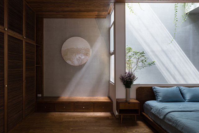 Nhà hẹp mặt tiền, bên trong rộng bất ngờ ở TP HCM - Ảnh 3