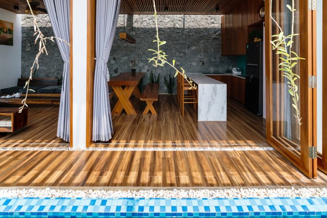 Khoảng trống được đặt ở vị tr&iacute; trung t&acirc;m của ng&ocirc;i nh&agrave;, đ&oacute;ng vai tr&ograve; như một điểm c&acirc;n bằng thi&ecirc;n nhi&ecirc;n.