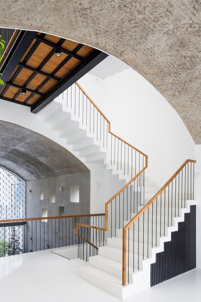 Thiết kế giếng trời cũng được sử dụng trong c&ocirc;ng tr&igrave;nh để đ&oacute;n nắng v&agrave;o kh&ocirc;ng gian b&ecirc;n trong. Khu vực n&agrave;y bao gồm thang bộ v&agrave; cầu nối để li&ecirc;n kết c&aacute;c khu vực chức năng.