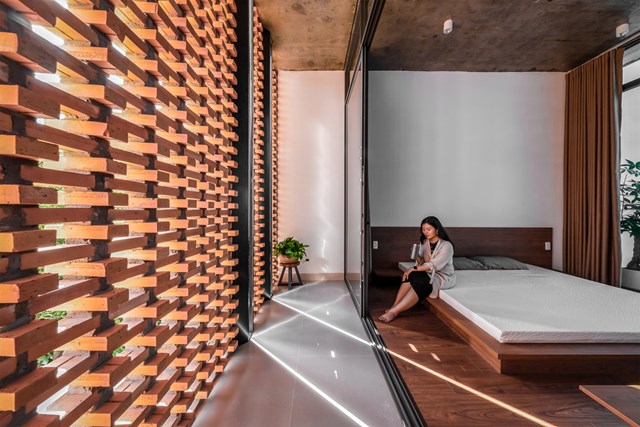 Nắng xuy&ecirc;n qua lớp đan của gạch đổ b&oacute;ng tr&ecirc;n bức tường tạo n&eacute;t hấp dẫn ri&ecirc;ng cho kh&ocirc;ng gian.&nbsp;