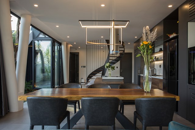 Nhà 2 tầng mở hoàn toàn với cửa kính, cả sân thượng là vườn trồng rau và khu vui chơi - Ảnh 4