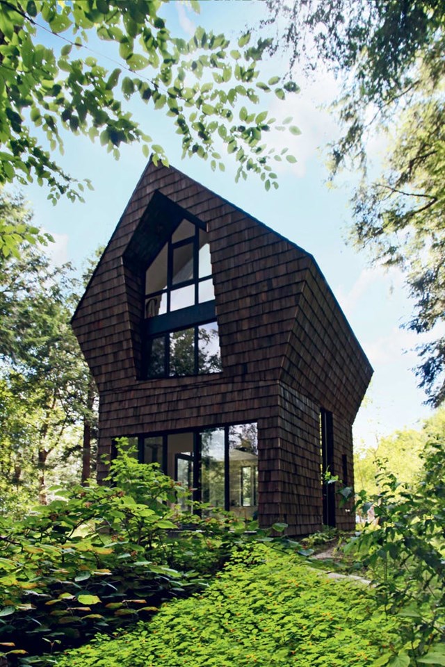 La Colomb&igrave;ere (Quebec, Canada): Từng l&agrave; kho chứa đồ của một người bu&ocirc;n gỗ, La Colombi&egrave;re được x&acirc;y dựng lại với cấu tr&uacute;c hiện đại. Hiện nơi n&agrave;y được xem l&agrave; chỗ nghỉ dưỡng d&agrave;nh cho những người y&ecirc;u th&iacute;ch c&acirc;y cối v&agrave; sự tĩnh lặng. B&ecirc;n ngo&agrave;i ng&ocirc;i nh&agrave; được bao bọc bởi m&agrave;u c&acirc;y tuyết t&ugrave;ng sẫm m&agrave;u. Kh&ocirc;ng gian ở trong, trần v&agrave; tường được sơn m&agrave;u trắng tinh khiết.