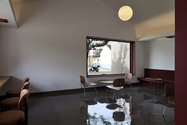 B&ecirc;n trong được chia th&agrave;nh c&aacute;c khu chức năng ri&ecirc;ng biệt, c&oacute; ph&ograve;ng họp, hội trường, ph&ograve;ng thể thao...