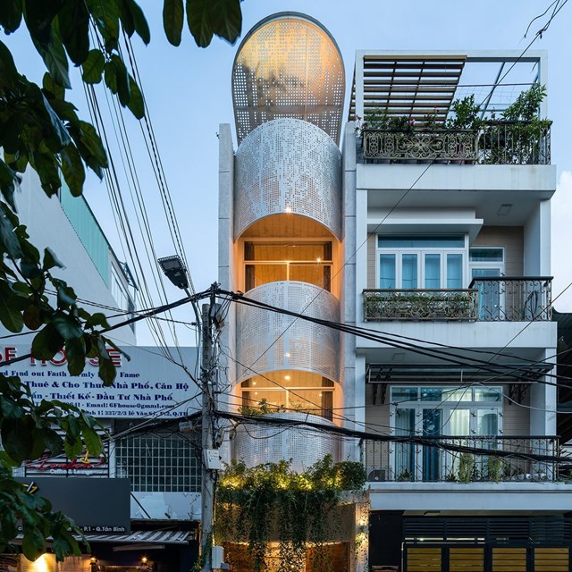 Ng&ocirc;i nh&agrave; c&oacute; điểm kh&aacute;c biệt ch&iacute;nh so với c&aacute;c mẫu nh&agrave; ống kh&aacute;c khi x&eacute;t về diện t&iacute;ch mặt bằng. Với mặt tiền hẹp ngang, ng&ocirc;i nh&agrave; mở rộng phần diện t&iacute;ch ra ph&iacute;a sau giống chữ L. Điều n&agrave;y mang đến một hướng ph&aacute;t triển thiết kế đặc biệt th&uacute; vị cho c&ocirc;ng tr&igrave;nh.