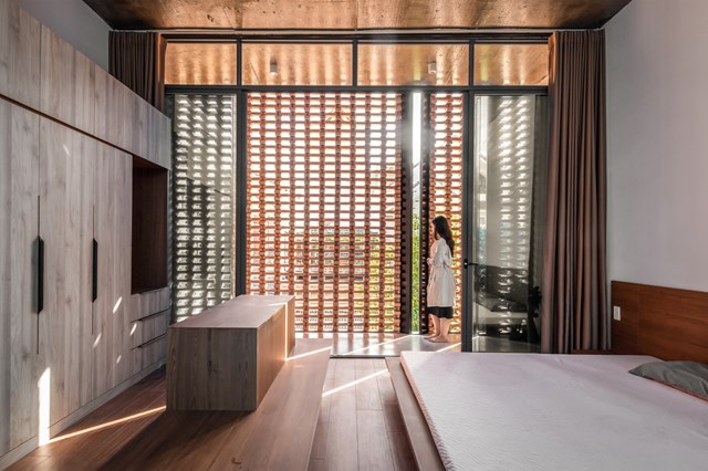 Trần ph&ograve;ng ngủ cũng được kiến tr&uacute;c sư thiết kế n&acirc;ng cao, đồng thời sử dụng cửa trượt hai b&ecirc;n gi&uacute;p ph&ograve;ng lu&ocirc;n tho&aacute;ng kh&iacute;, m&aacute;t mẻ.&nbsp;