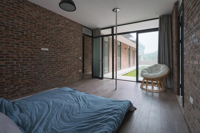 Ng&ocirc;i nh&agrave; sử dụng năng lượng mặt trời từ m&aacute;i nh&agrave; lớn, c&oacute; nước ngọt v&agrave; rau củ từ vườn.&nbsp;