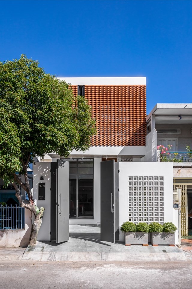 Từ một nh&agrave; kho cũ nhỏ ở Phan Thiết, kiến tr&uacute;c sư đ&atilde; cải tạo th&agrave;nh một ng&ocirc;i nh&agrave; d&agrave;nh cho 4 người.