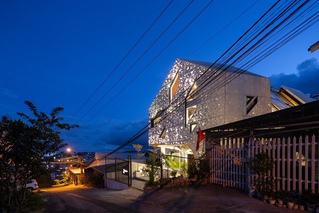 Cả t&ograve;a nh&agrave; bừng s&aacute;ng như một chiếc đ&egrave;n lồng với &aacute;nh s&aacute;ng c&oacute; chủ đ&iacute;ch nhằm tạo ra những hiệu ứng tối ưu.&nbsp;