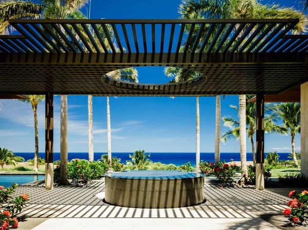 Khi c&ograve;n nhỏ, b&agrave; Claudia Huntington thường đi du lịch với bố mẹ đến Hawaii. Nhưng gia đ&igrave;nh lu&ocirc;n ở trong kh&aacute;ch sạn. Đến khi đ&atilde; lập gia đ&igrave;nh v&agrave; c&oacute; con, trở th&agrave;nh gi&aacute;m đốc danh mục đầu tư tại Capital Group, b&agrave; quyết định thu&ecirc; một ng&ocirc;i nh&agrave;. Sau đ&oacute;, b&agrave; Huntington nhủ thầm: 